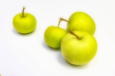 beyaz arka planda yeşil elma yakın.