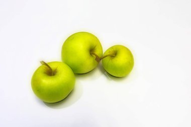 beyaz arka planda yeşil elma yakın.