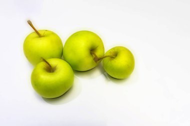 beyaz arka planda yeşil elma yakın.
