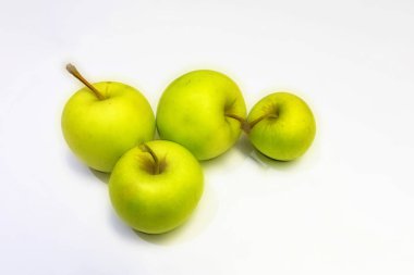 beyaz arka planda yeşil elma yakın.