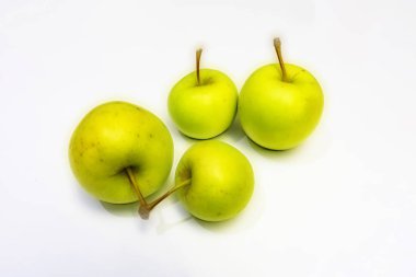 beyaz arka planda yeşil elma yakın.
