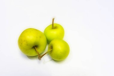 beyaz arka planda yeşil elma yakın.
