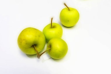 beyaz arka planda yeşil elma yakın.