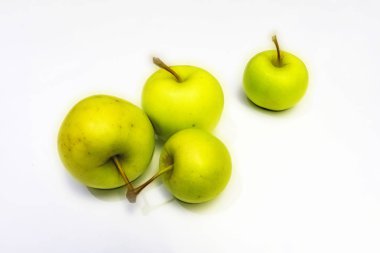 beyaz arka planda yeşil elma yakın.