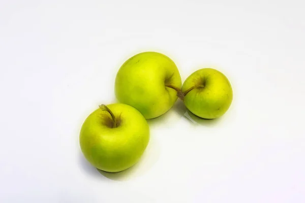 特写白色背景上的绿色苹果 — 图库照片
