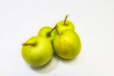 beyaz arka planda yeşil elma yakın.