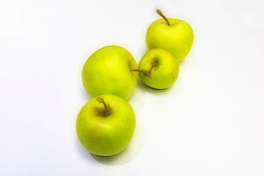 beyaz arka planda yeşil elma yakın.
