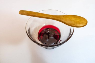 cam kase ve küçük tahta kaşık kiraz reçeli