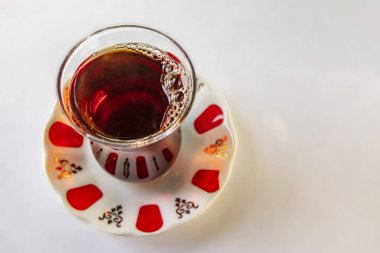 cam bardak ve beyaz arka plan üzerinde desenli küçük plaka türk çayı