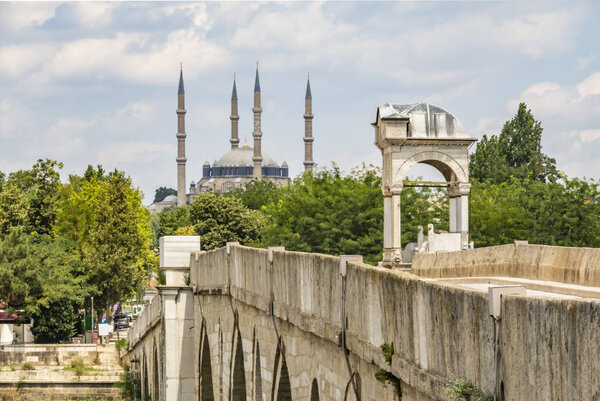 Edirne, Turkey-August 4 2019.Edirne is a gateway of Turkey opening to western world in Thrace, the first stopping for newcomers from Europe. вид с вершины горы
.
