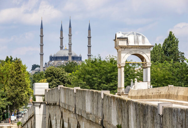 Edirne, Turkey-August 4 2019.Edirne is a gateway of Turkey opening to western world in Thrace, the first stopping for newcomers from Europe. вид с вершины горы
.