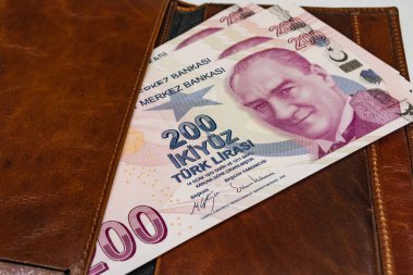 Türkiye Cumhuriyeti'nin en yüksek para lı mezhepleri. iki yüz türk lirası banknotlar kadar yakın