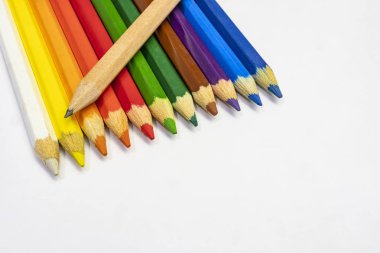 beyaz arka plan üzerinde çok renkli kalemler ikap.