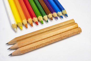 beyaz arka plan üzerinde çok renkli kalemler ikap.