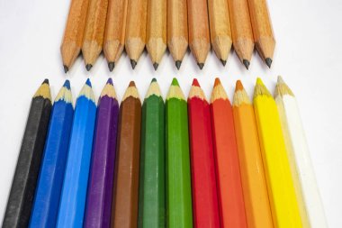 beyaz arka plan üzerinde çok renkli kalemler ikap.