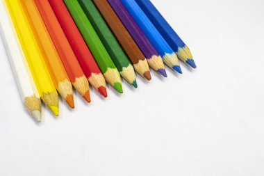 beyaz arka plan üzerinde çok renkli kalemler ikap.