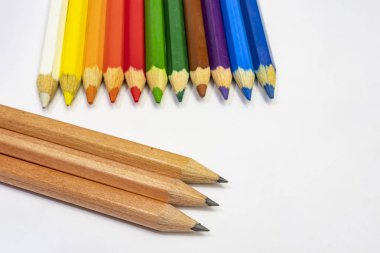 beyaz arka plan üzerinde çok renkli kalemler ikap.