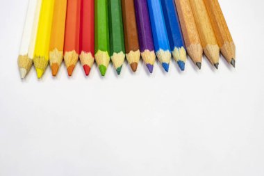 beyaz arka plan üzerinde çok renkli kalemler ikap.