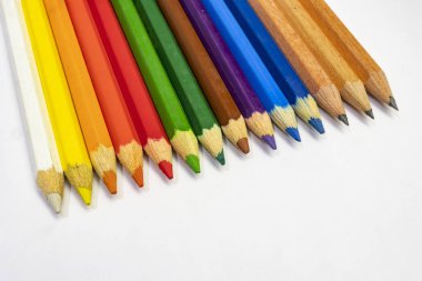 beyaz arka plan üzerinde çok renkli kalemler ikap.