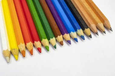 beyaz arka plan üzerinde çok renkli kalemler ikap.