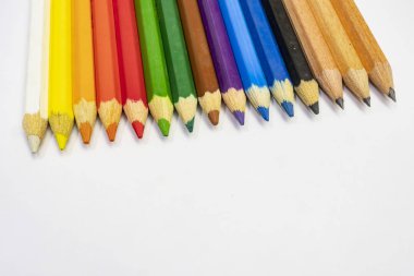 beyaz arka plan üzerinde çok renkli kalemler ikap.