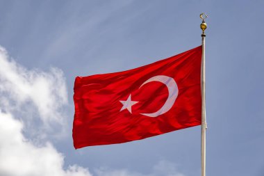 bayrak direğinde Türk bayrağını ve mavi gökyüzünü bulutlarla kapatın.
