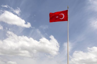 bayrak direğinde Türk bayrağını ve mavi gökyüzünü bulutlarla kapatın.