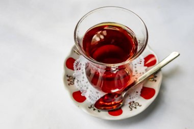 cam bardak ve beyaz arka plan üzerinde desenli küçük plaka türk çayı