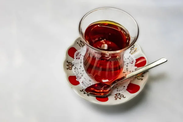 Turecký Čaj Skleněném Šálku Vzorované Malé Desce Bílém Pozadí — Stock fotografie