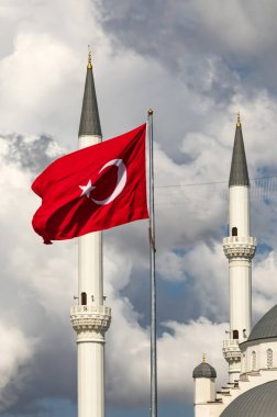 bayrak direğinde ve cami önünde minarelerle Türk bayrağını kapatmak.