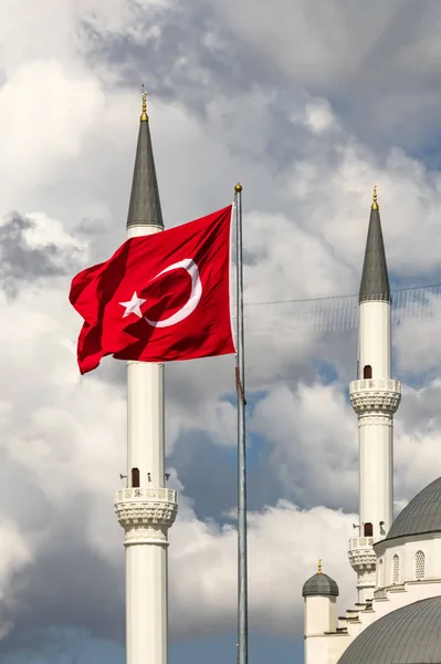 bayrak direğinde ve cami önünde minarelerle Türk bayrağını kapatmak.
