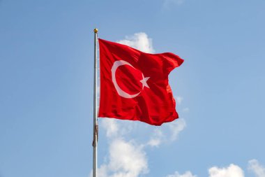 bayrak direğinde Türk bayrağını ve mavi gökyüzünü bulutlarla kapatın.