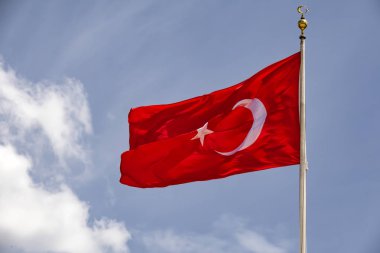 bayrak direğinde Türk bayrağını ve mavi gökyüzünü bulutlarla kapatın.