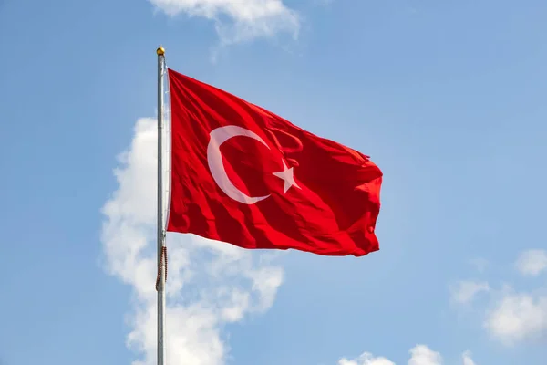 Κλείσιμο Τουρκική Σημαία Στο Κοντάρι Της Σημαίας Και Μπλε Ουρανό — Φωτογραφία Αρχείου