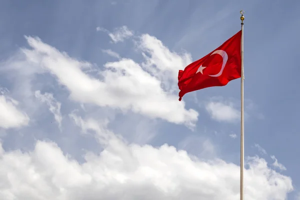 Bayrak Direğinde Türk Bayrağını Mavi Gökyüzünü Bulutlarla Kapatın — Stok fotoğraf