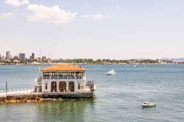 Moda,istanbul,Türkiye-22 Haziran 2019.İstanbul'daki Moda iskelesinden genel görünüm. Kadky'nin sembollerinden biri olan tarihi Moda İskelesi, 100 yıl önce mimar Vedat Tek tarafından inşa edildi..