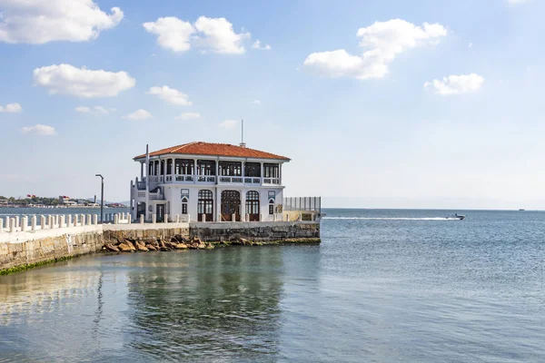 伊斯坦布尔 土耳其 2019年6月22日 从伊斯坦布尔莫达码头一般视图 Kadky的象征之一 由建筑师维达特 特克在100年前建造的历史悠久的莫达码头 — 图库照片