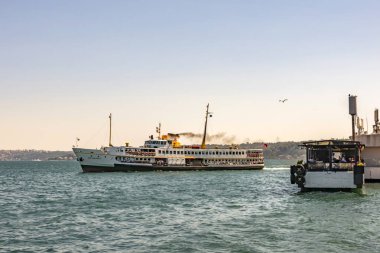 istanbul,türkiye-7 Temmuz 2019.İstanbul'un Asya ve Avrupa yakasında sarıyer iskelesindeki şehir hatları ile Boğaz.