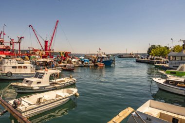 istanbul,türkiye-7 Temmuz 2019.İstanbul'un Asya ve Avrupa yakasında ki Boğaz, Sarıyer Limanı'nda balıkçı tekneleri ile.
