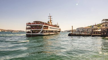 istanbul,türkiye-7 Temmuz 2019.Ortaköy ilçesindeki Ortaköy İskelesi'nde yolcu taşımacılığı için şehir hatları ile İstanbul'un Asya ve Avrupa yakasında ki Boğaz.