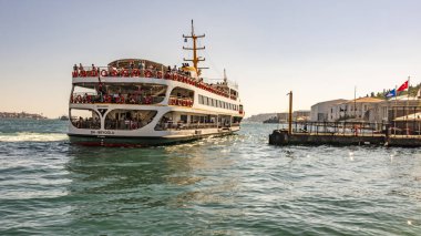 istanbul,türkiye-7 Temmuz 2019.Ortaköy ilçesindeki Ortaköy İskelesi'nde yolcu taşımacılığı için şehir hatları ile İstanbul'un Asya ve Avrupa yakasında ki Boğaz.