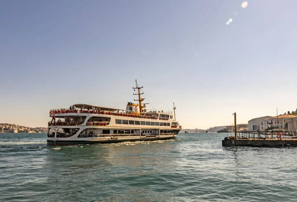 istanbul,türkiye-7 Temmuz 2019.Ortaköy ilçesindeki Ortaköy İskelesi'nde yolcu taşımacılığı için şehir hatları ile İstanbul'un Asya ve Avrupa yakasında ki Boğaz.