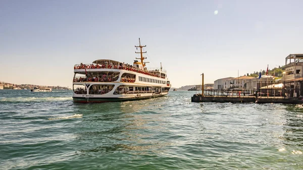 istanbul,türkiye-7 Temmuz 2019.Ortaköy ilçesindeki Ortaköy İskelesi'nde yolcu taşımacılığı için şehir hatları ile İstanbul'un Asya ve Avrupa yakasında ki Boğaz.