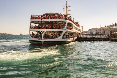 istanbul,türkiye-7 Temmuz 2019.Ortaköy ilçesindeki Ortaköy İskelesi'nde yolcu taşımacılığı için şehir hatları ile İstanbul'un Asya ve Avrupa yakasında ki Boğaz.