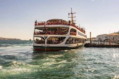 istanbul,türkiye-7 Temmuz 2019.Ortaköy ilçesindeki Ortaköy İskelesi'nde yolcu taşımacılığı için şehir hatları ile İstanbul'un Asya ve Avrupa yakasında ki Boğaz.