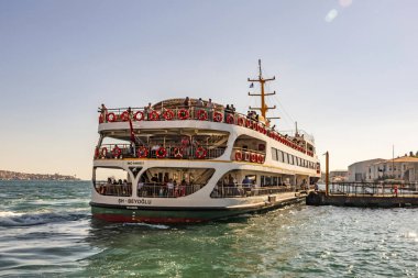 istanbul,türkiye-7 Temmuz 2019.Ortaköy ilçesindeki Ortaköy İskelesi'nde yolcu taşımacılığı için şehir hatları ile İstanbul'un Asya ve Avrupa yakasında ki Boğaz.