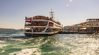 istanbul,türkiye-7 Temmuz 2019.Ortaköy ilçesindeki Ortaköy İskelesi'nde yolcu taşımacılığı için şehir hatları ile İstanbul'un Asya ve Avrupa yakasında ki Boğaz.