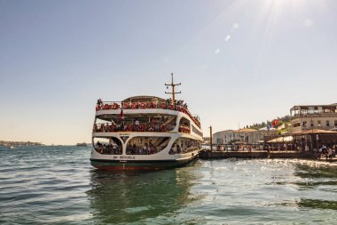 istanbul,türkiye-7 Temmuz 2019.Ortaköy ilçesindeki Ortaköy İskelesi'nde yolcu taşımacılığı için şehir hatları ile İstanbul'un Asya ve Avrupa yakasında ki Boğaz.