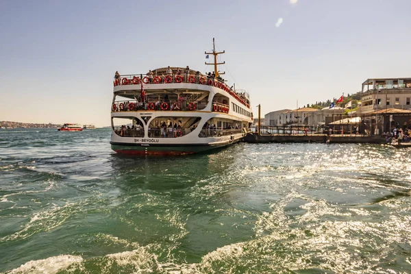 istanbul,türkiye-7 Temmuz 2019.Ortaköy ilçesindeki Ortaköy İskelesi'nde yolcu taşımacılığı için şehir hatları ile İstanbul'un Asya ve Avrupa yakasında ki Boğaz.