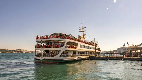 istanbul,türkiye-7 Temmuz 2019.Ortaköy ilçesindeki Ortaköy İskelesi'nde yolcu taşımacılığı için şehir hatları ile İstanbul'un Asya ve Avrupa yakasında ki Boğaz.